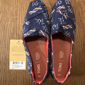 Size 8. DNA Toms. Never been worn